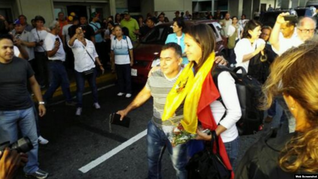 María Corina a las afueras del Aeropuerto Internacional de Maiquetía.