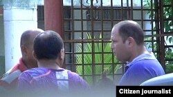 Reporta Cuba. Vigilancia a la casa del reportero Serafín Morán.