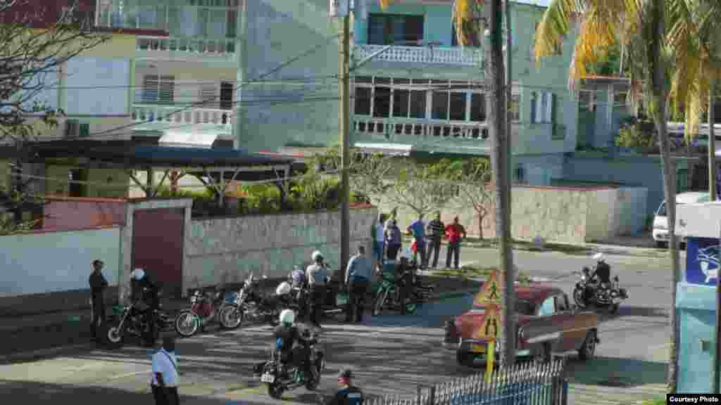 Fuerzas policiales ante la sede de Estado de Sats