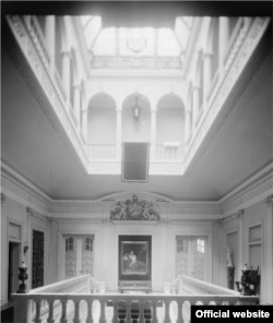 El recibidor de la mansión ubicada en el 3630 de la calle 16 de Washington. Foto Biblioteca del Congreso.