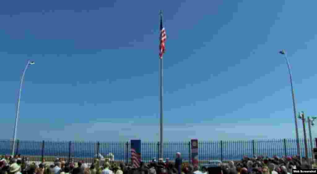 La bandera estadounidense ya ondea en su embajada de Cuba.