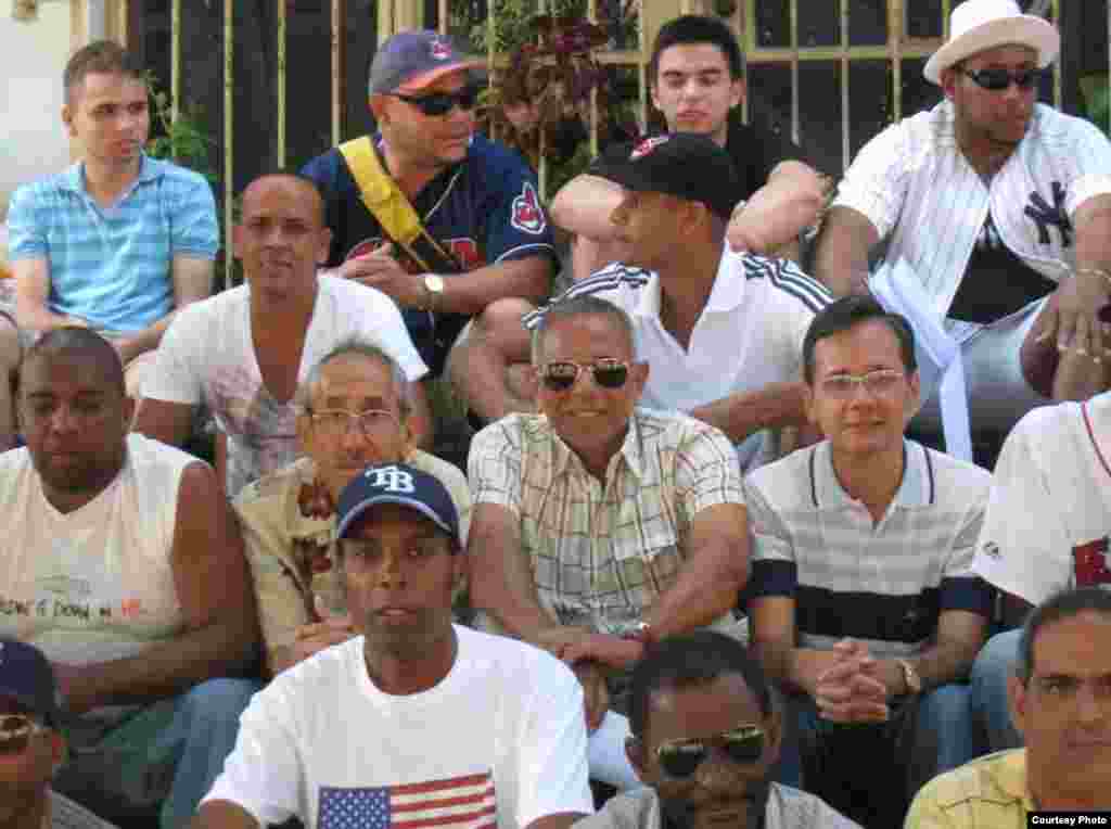 La Peña Deportiva MLB se reúne todos los viernes en el Parque Lennon, 17 entre 6 y 8, en El Vedado, La Habana.