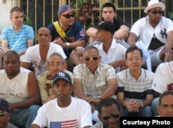 La Peña Deportiva MLB se reúne los viernes en el Parque Lennon, 17 entre 6 y 8, en El Vedado, La Habana.