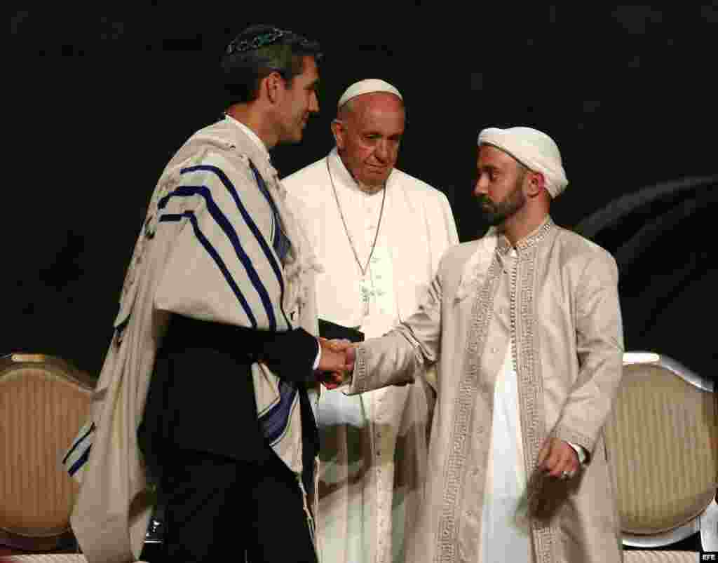 El papa Francisco (c) junto con un musulmán y a un judío durante un oficio multireligioso en el Memorial del 11-S en Nueva York. 