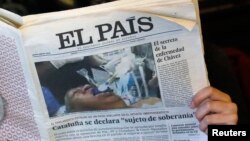 Primera edición del diario español El País del 24 de enero con la falsa foto de Hugo Chávez en la portada. 