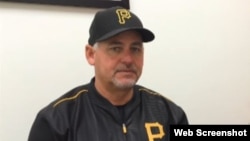 Euclides Rojas, coach cubano de pitcheo de los Piratas de Pittsburgh.