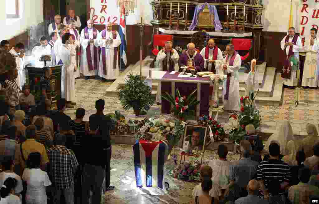 Vista general de la ceremonia fúnebre del opositor cubano Oswaldo Payá oficiada por el arzobispo de La Habana, cardenal Jaime Ortega el 24 de julio de 2012, en La Habana (Cuba).&nbsp;
