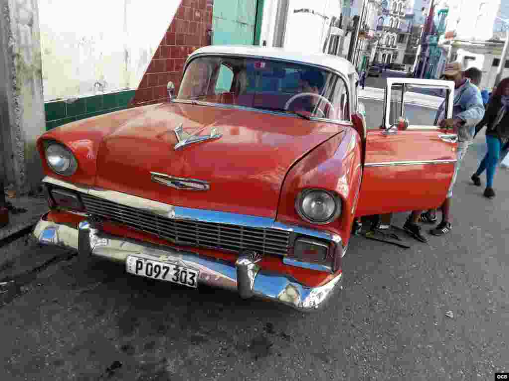 Arreglos de cremalleras de un Chevrolet del 56 en La Habana.