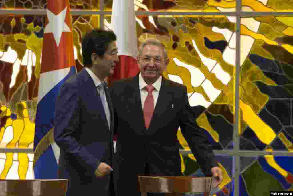 El premier japonés Sizho Abe y el gobernante cubano Raúl Castro