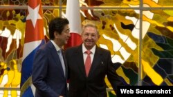 El premier japonés Shinzo Abe y el gobernante cubano Raúl Castro