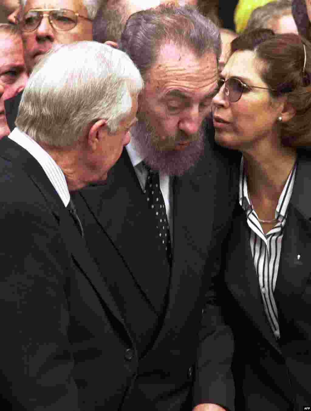 Castro, su intérprete Juanita Vera y el expresidente de EE.UU. Jimmy Carter.