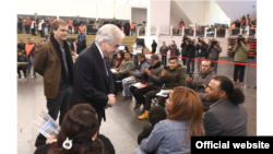 El presidente de Chile, Sebastián Piñera conversa con algunos inmigrantes beneficiados por su proceso de reguloarización migratorio. Foto Presidencia de Chile