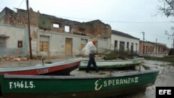 Gibara, 2008, junto a los botes que sacó del agua el huracán "Ike".