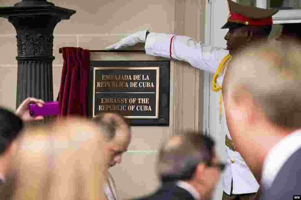 Un miembro de la guardia de honor descubre la placa que acredita al edificio como la embajada embajada del país en Washington.