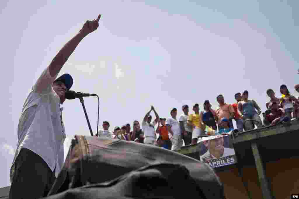  El candidato presidencial Henrique Capriles durante una caravana electoral en San Juan de Los Morros. 