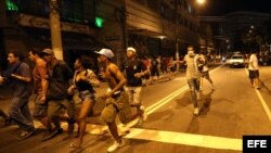 Manifestantes corren durante una protesta en la ciudad de Niterói, ciudad vecina a Río de Janeiro (Brasil). 