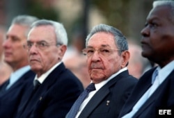 Raúl Castro asiste a la inauguración de la estatua de José Martí.