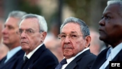 Raúl Castro asiste a la inauguración de la estatua de José Martí. 