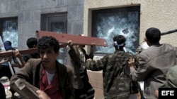 Manifestantes yemeníes rompen varias ventanas de la Embajada de EEUU en Saná, Yemen. 