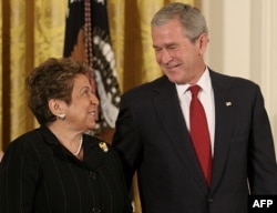 Presidente George W. Bush otorga la Medalla de la Libertad en junio de 2008 a Donna Edna Shalala.