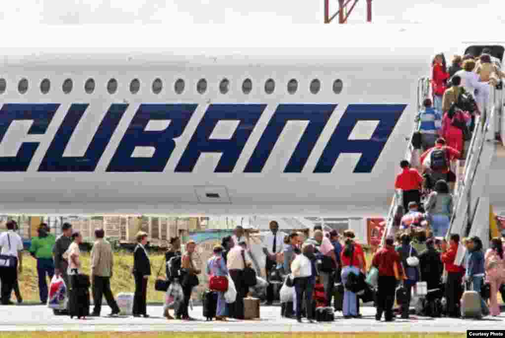 Cubanos abordando un avión de Cubana