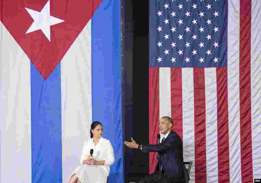  El presidente Barack Obama habla con la periodista Soledad O'Brien en un foro con empresarios y "cuentapropistas".