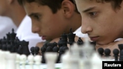 Foto Archivo. Cubanos participan en una simultánea en Cuba contra el Gran Maestro Anatoly Karpov en 2004. REUTERS/Claudia Daut CD 