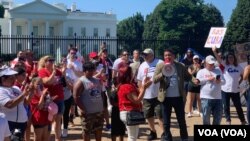 Un grupo de personas se manifiesta frente a la Casa Blanca, en Washington DC, el 13 de julio de 2021, para mostrar su apoyo a los cubanos que salieron a las calles el pasado domingo 11 de julio de 2021. Foto: VOA.