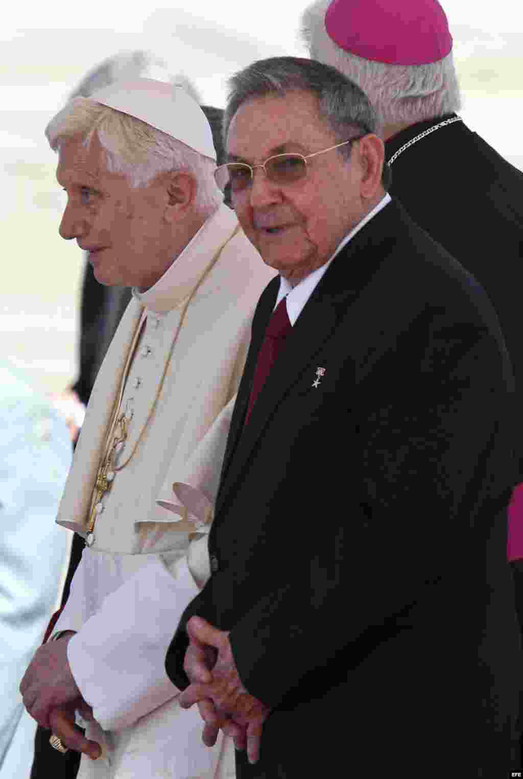 Raúl Castro recibió al papa Benedicto XVI el 26 de marzo de 2012, en el aeropuerto internacional de Santiago de Cuba. 