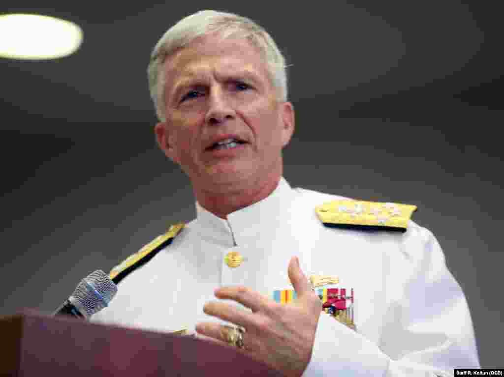 El Almirante Craig S. Faller durante su discurso en la ceremonia de cambio de mando en la sede del Comando Sur en Miami. 