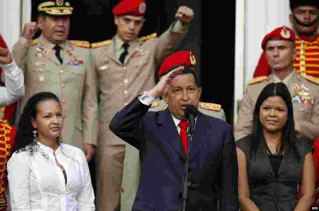 Fotografía de archivo de Hugo Chávez junto a su hija María Gabriela. 