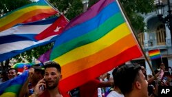 Activistas de la comunidad LGBTIQ en Cuba durante una marcha espontánea contra la homofobia el 11 de mayo de 2019. (AP Photo/Ramon Espinosa)