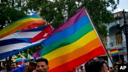 Activistas de la comunidad LGBTIQ en Cuba durante una marcha espontánea contra la homofobia el 11 de mayo de 2019. (AP Photo/Ramón Espinosa).
