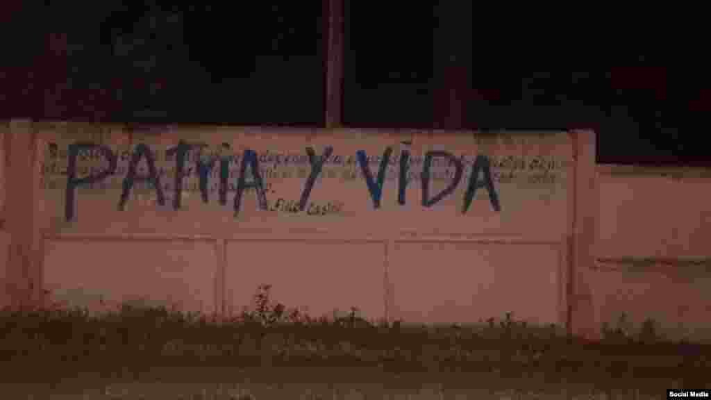 Un cartel con &quot;PAtria y Vida&quot; en el municipio santiaguero de Mella. (Foto: Ram&#243;n Bolano/Facebook)