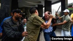 Diputado Julio Borges es golpeado por partidarias chavistas en Caracas.
