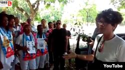 Reporta Cuba. Gorki junto a Damas de Blanco en el parque Gandhi (19 de julio, 2015).
