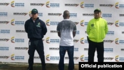 De espaldas, el presunto contrabandista de personas Roberto Vega López, de nacionalidad cubana.