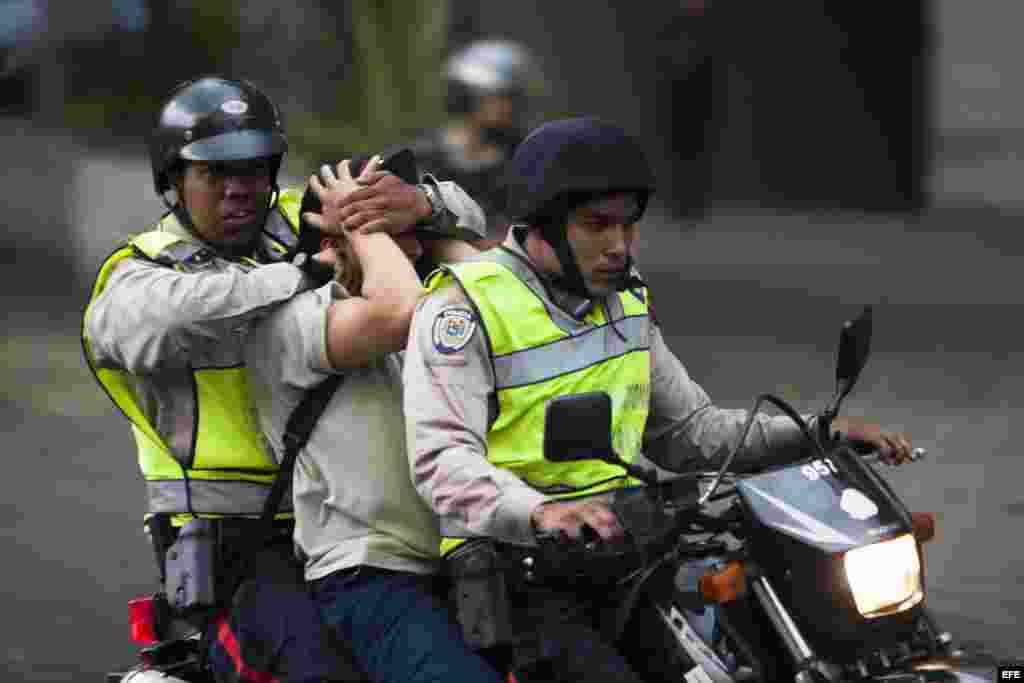 Una treintena de manifestantes, en su mayoría jóvenes, fueron detenidos por la Policía Nacional este jueves en el este de Caracas cuando iniciaban el cotidiano bloqueo de avenidas