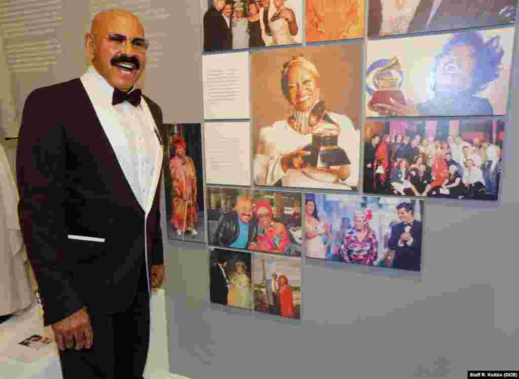 Oscar de León en la inauguración&nbsp; de la exposición&nbsp;Por siempre Celia&nbsp;(Forever Celia) en el Museo de la Diáspora Cubana.&nbsp;Foto: OCB Roberto Koltun Staff.