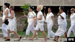 Fotografía de archivo de un grupo de esposas y familiares de disidentes detenidos, conocidas como Damas de Blanco, cuando realizaban una marcha.