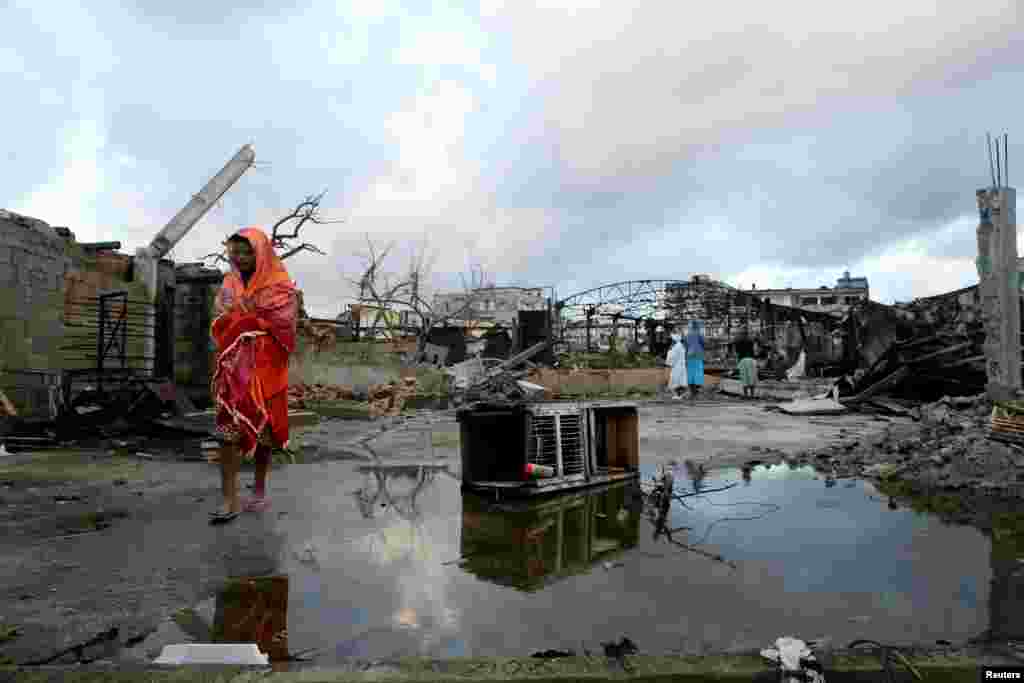 Una mujer recorre la destrucción que ha dejado el tornado en su vecindario en La Habana.