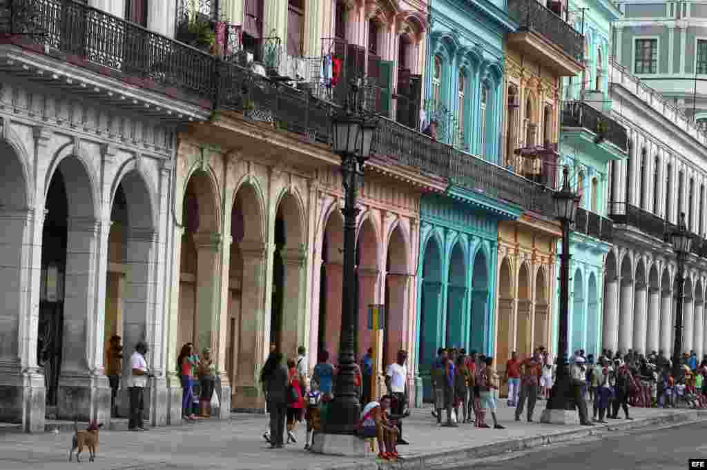 Transeúntes caminan por una calle de la ciudad vieja hoy, sábado 15 de noviembre de 2014, en La Habana (Cuba). La capital de la Isla cumple 495 años de fundada este domingo, 16 de noviembre.