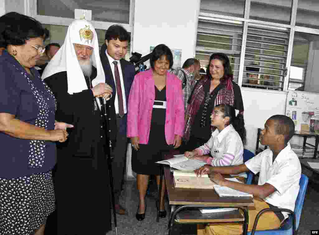 El patriarca ruso Kirill comparte con estudiantes de la escuela Solidaridad con Panamá.
