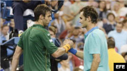 El español Marcel Granollers (i) y el suizo Roger Federer (d), se saludan tras concluir el partido en Nueva York.