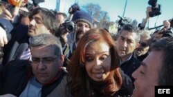La expresidenta argentina Cristina Fernández de Kirchner a su llegada a un tribunal en Buenos Aires. (Foto: Archivo)