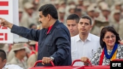El presidente venezolano, Nicolás Maduro (c), y su esposa, Cilia Flores (d).