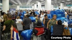 Cubanos que viajan a Cuba, en el aeropuerto de Miami. Archivo.