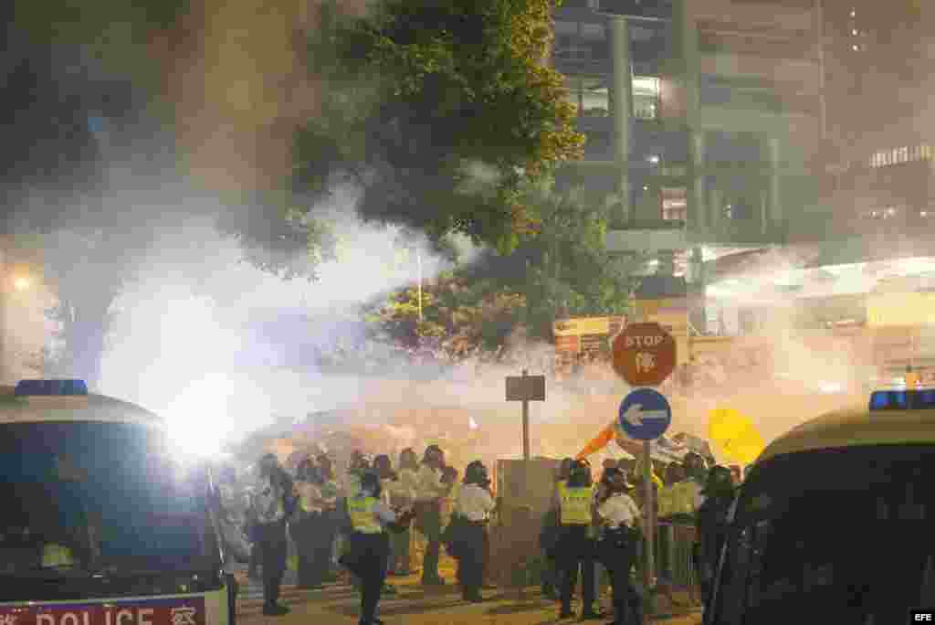 La policía arremete contra los estudiantes que protestan en Hong Kong