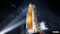 El nuevo cohete de la NASA, "Space Launch System" (Sistema de Lanzamiento Espacial, o SLS), enviará astronautas a la Luna en las misiones Artemis. (NASA).