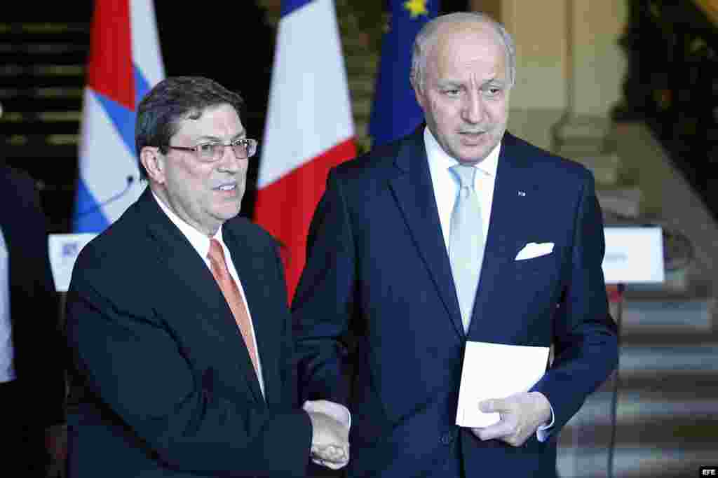  El ministro de Exteriores francés Laurent Fabius (d) saluda a su homólogo cubano Bruno Rodríguez (i) tras su encuentro en el Quai d'Orsay de París, Francia hoy 21 de abril de 2015. EFE/Yoan Valat